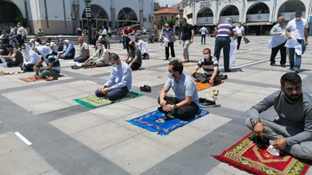 Haftalar sonra camilerde Cuma Namazı