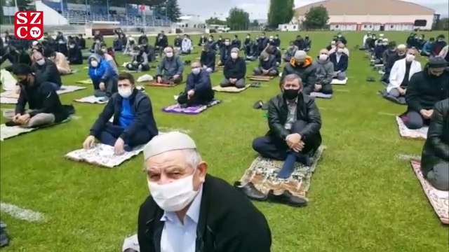 Haftalar sonra camilerde Cuma Namazı böyle kılındı