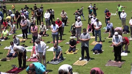 Mersin'de sosyal mesafeli ilk cuma namazı kılındı