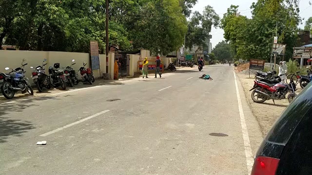 थाने के गेट के सामने बीच सड़क पर नशेड़ी का ड्रामा, तमाशबीन बनी रही पुलिस