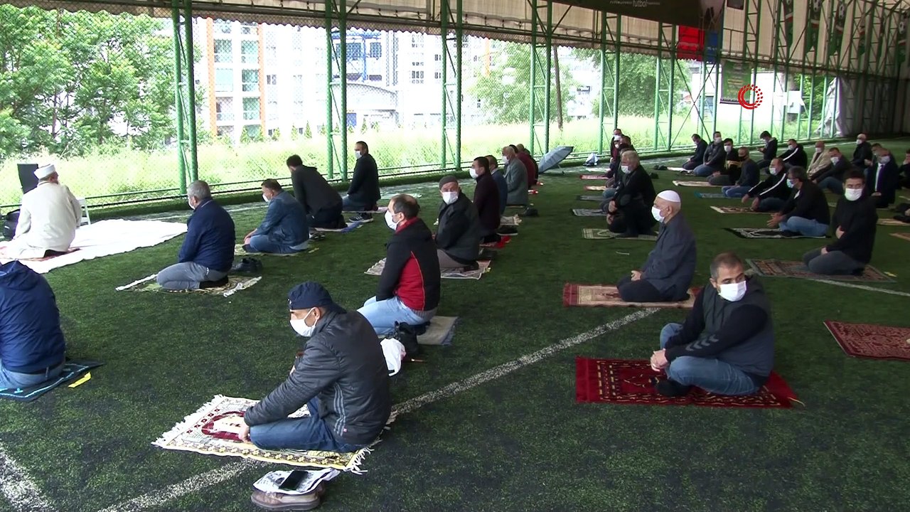 Cuma namazı spor salonunda sosyal mesafe ile kılındı