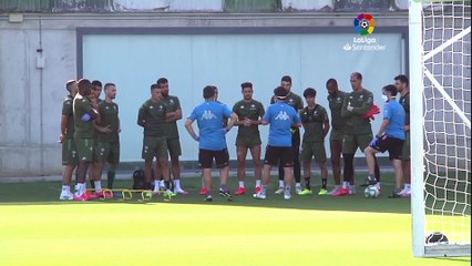Juanmi ya toca balón en el entrenamiento del Betis