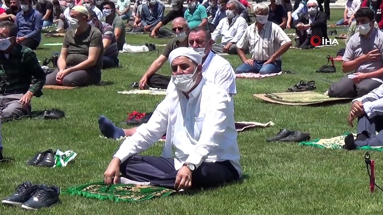 Baş Pehlivanların güreş tuttuğu er meydanı Cuma namazına ev sahipliği yaptı