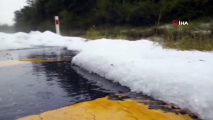 Çatalca’da dolu yağışı sonrası yol kenarları beyaza büründü
