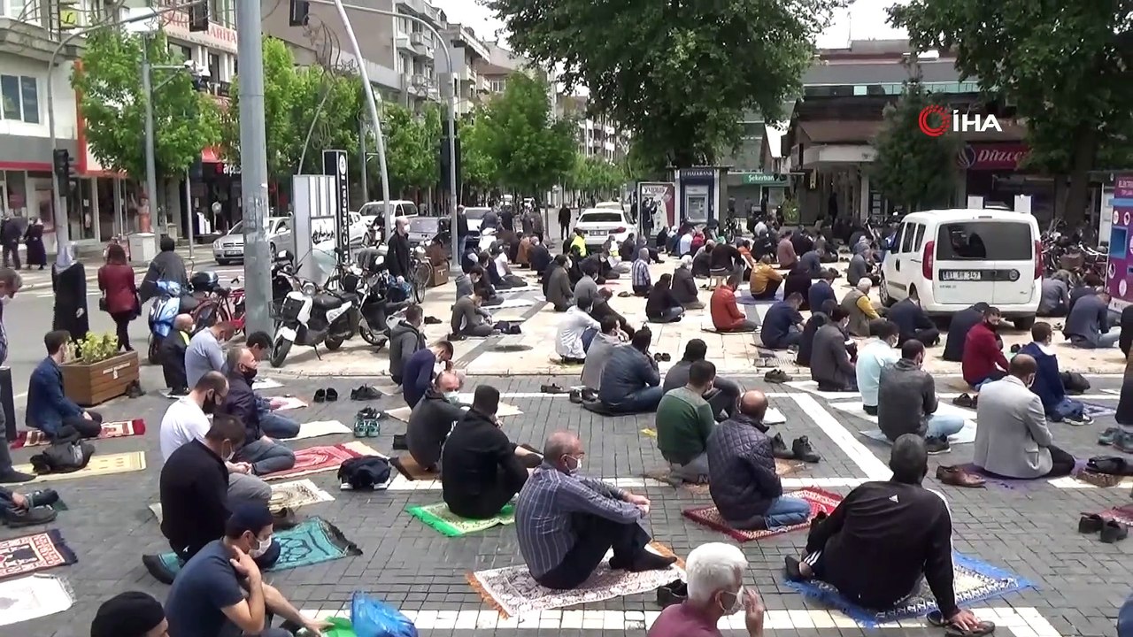 Düzce’de sosyal mesafeli ilk Cuma namazı kılındı
