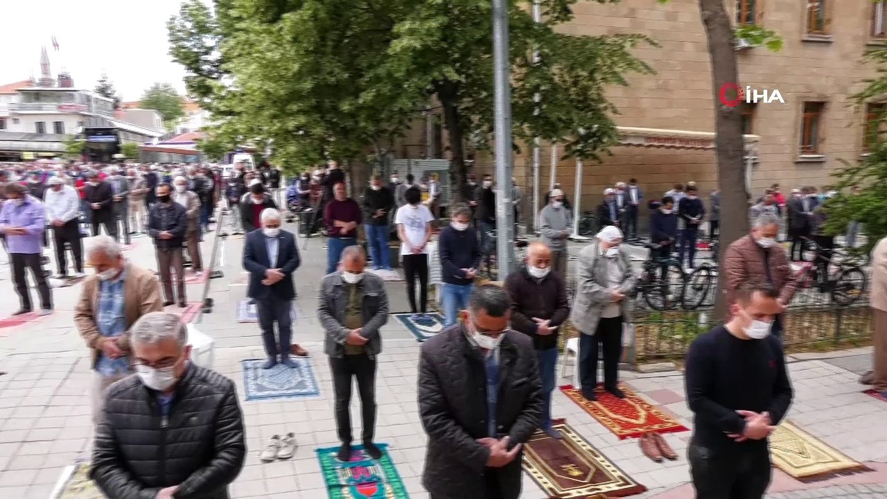 Cuma namazı öncesi meydan gül suyu ile yıkandı