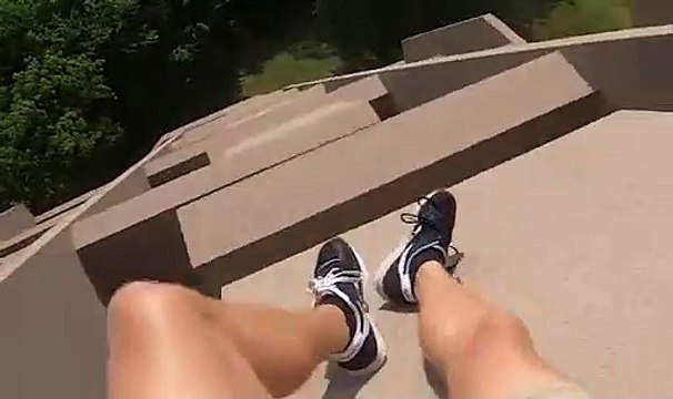 Un homme saute sur le côté d'un immeuble de 11 étages