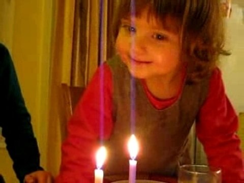 Manon souffle les bougies de ses 2 ans