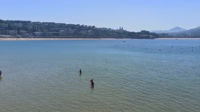 Baños en la playa de La Concha con marea baja
