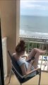 Tellement surprise par son copain qu'elle en fait tomber son téléphone par dessus le balcon