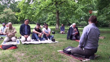 - Almanya’da parkta cuma namazı kılındı