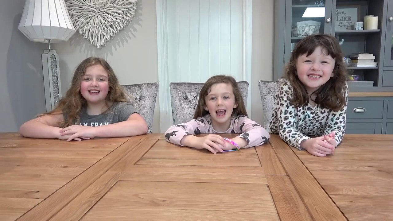 Sophia, Isabella  e Alice Lendo Cartas