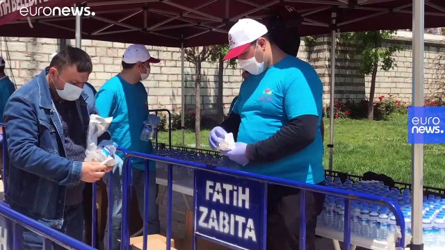 Salgın sonrası cemaatle ilk sosyal mesafeli cuma namazı kılındı