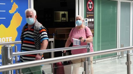Un hombre se salta el aislamiento y viaja en avión a Lanzarote