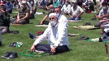 Türkiye'nin 4. Büyük Yağlı Pehlivan Güreşlerinin Yapıldığı Stadyumda Cuma Namazı