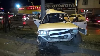 Otomobil aydınlatma direğine çarptı: 1 yaralı