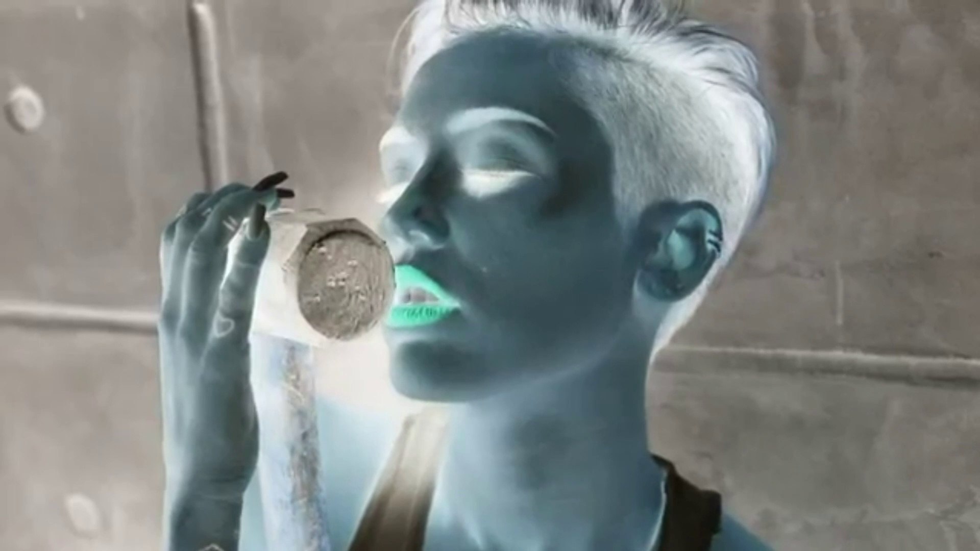 Miley Cyrus Re-Created Wrecking Ball In Her VMA Performance, image size:1920x1080