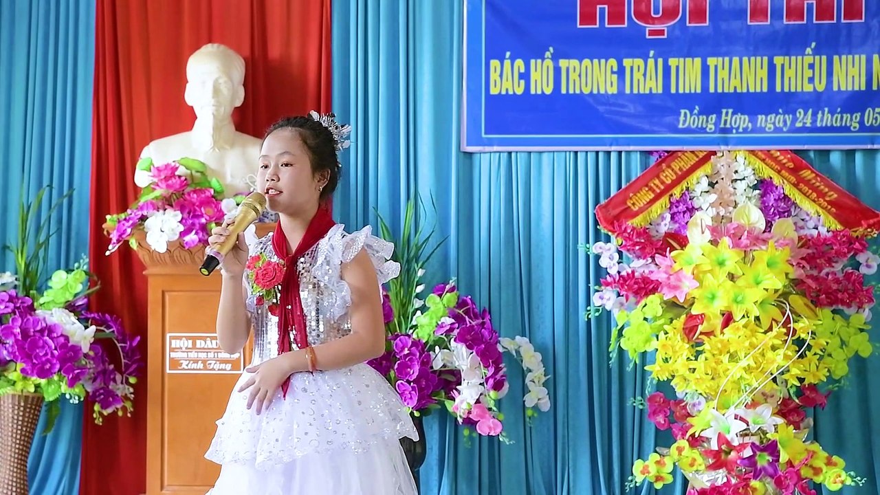 BÁC HỒ ĐẾN THĂM NGƯỜI NGHÈO