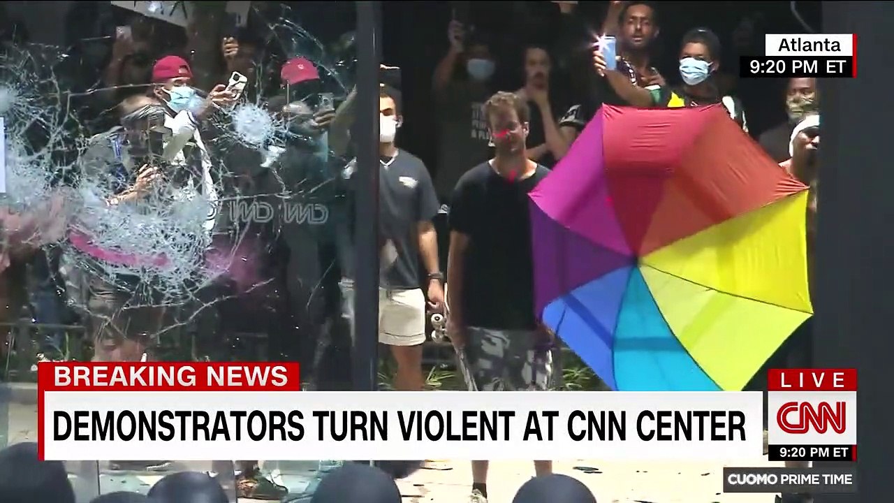Décès de George Floyd - Regardez le siège de la chaîne CNN attaqué cette nuit à Atlanta par des manifestants alors que la violence se propage dans plusieurs villes du pays - Vidéo
