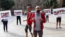 Marcel Mauri a l'acció sorpresa d'Òmnium Cultural davant la catedral de Barcelona