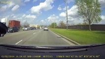 Ce conducteur perd le contrôle de sa voiture et frôle des passants