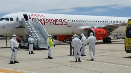 Reciben con EPI en el aeropuerto de Lanzarote a un pasajero positivo por coronavirus