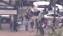 Rodean a un grupo de policías durante las protestas en Los Ángeles por la muerte de Floyd