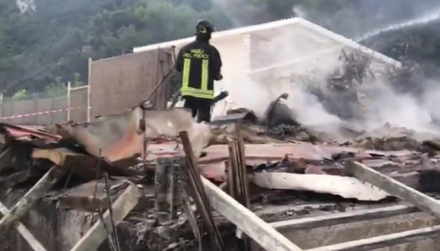 Portonovo (AN) - Incendio distrugge stabilimento balneare Spiaggia Bonetti (30.05.20)