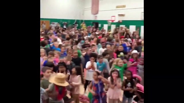 Le chanteur Lil Nas X surprend des enfants pour un concert à l'école !