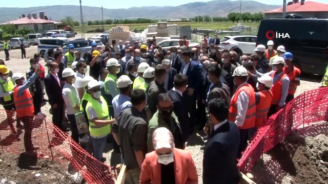 Bakan Kurum Elazığ’da, deprem konutlarını inceledi