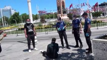 Taksim Meydanında yere yığılan turist, polisi hareketlendirdi