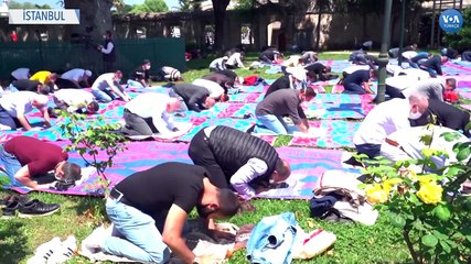Sultanahmet Camii’nde Sosyal Mesafeli Cuma Namazı