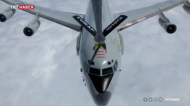 Türk tanker uçağından NATO uçağına yakıt ikmali