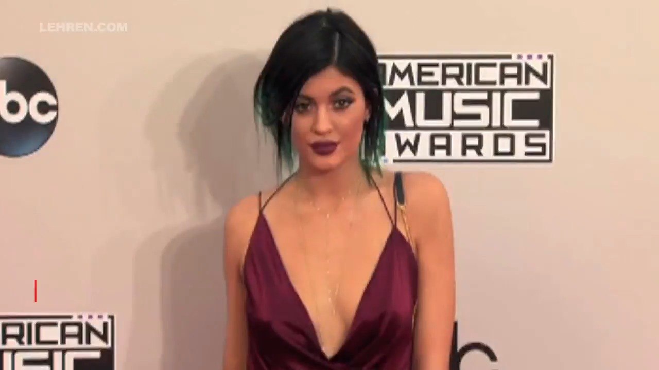 Kylie Jenner and Khloe Kardashian Tried Drunk Makeup Tutorial And It's Crazy