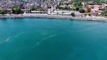 İstanbul Boğazı’nda biriken ve  Marmara Denizi’ne doğru giden çöp yığınları havadan drone ile görüntülendi