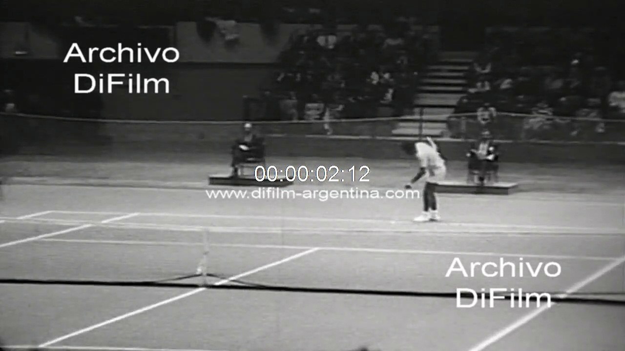 Pancho Gonzales defeats Rod Laver in tournament final in USA 1970