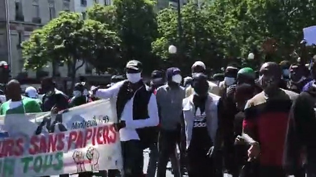 Des centaines de personnes tiennent une manifestation non autorisé au centre de Paris pour soutenir les sans-papiers