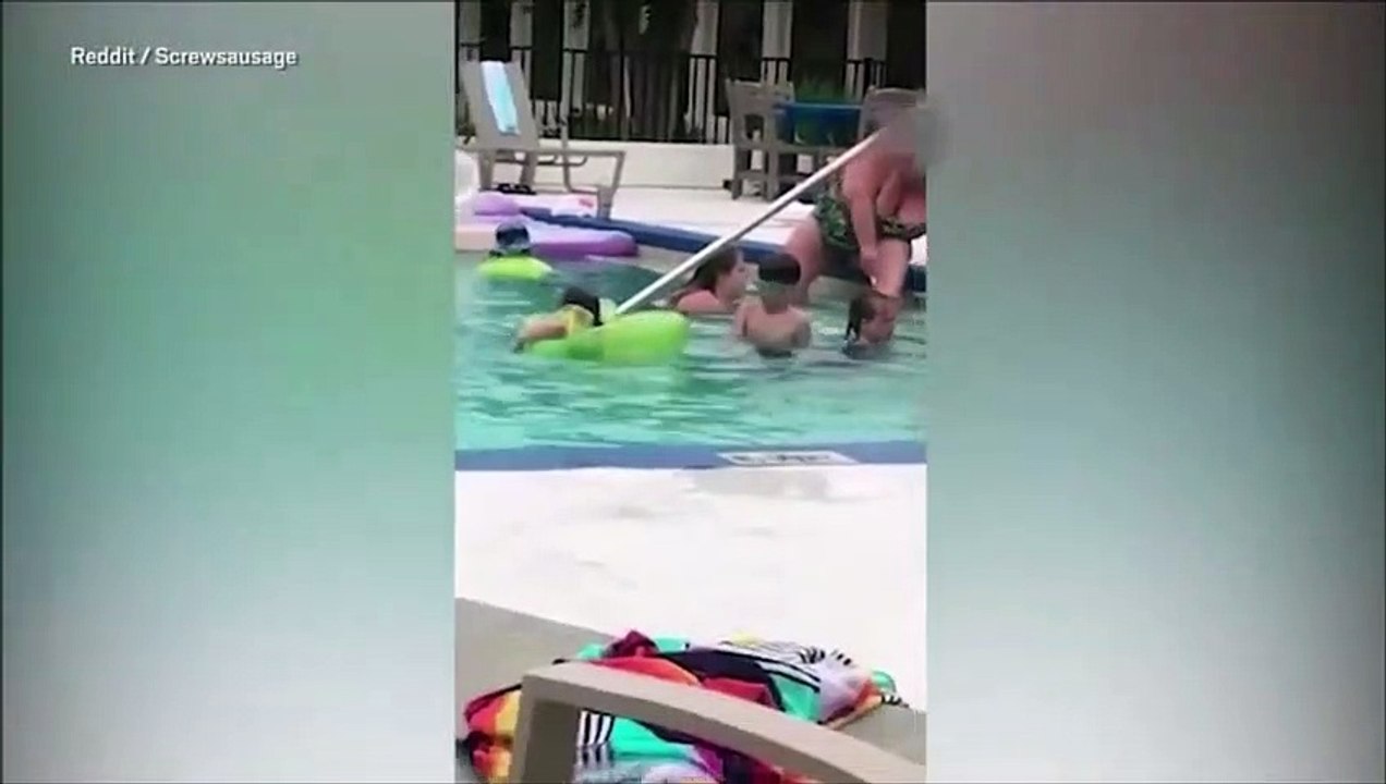 Elle se rase les jambes dans la piscine d'un Motel... Moche