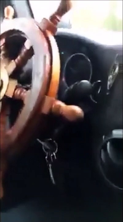 Ce marin a remplacé son volant de voiture et c'est très drôle