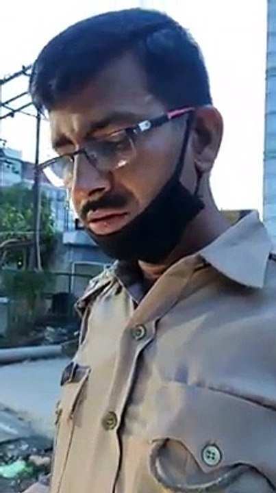 पान मसाला खाकर दरोगा जी कही पर भी थूके, सोशल मीडिया पर वीडियो वायरल