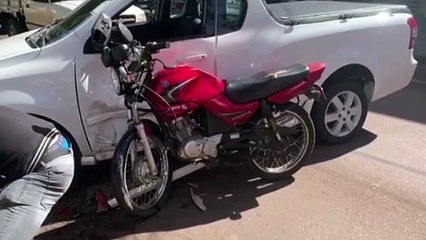 Grave colisão entre carro e moto é registrada na Rua Manaus