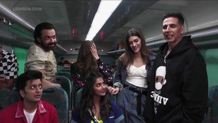 Akshay Kumar and Riteish Deshmukh funny banter inside train