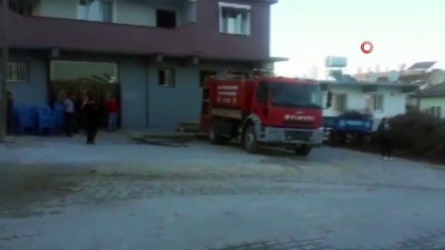 Hataylı şehidin evine dev Türk bayrağı asıldı