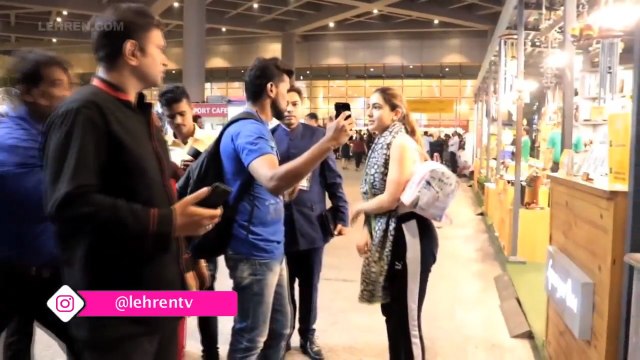 Sara Ali Khan Gets Uncomfortable While Clicking Selfie With Fan