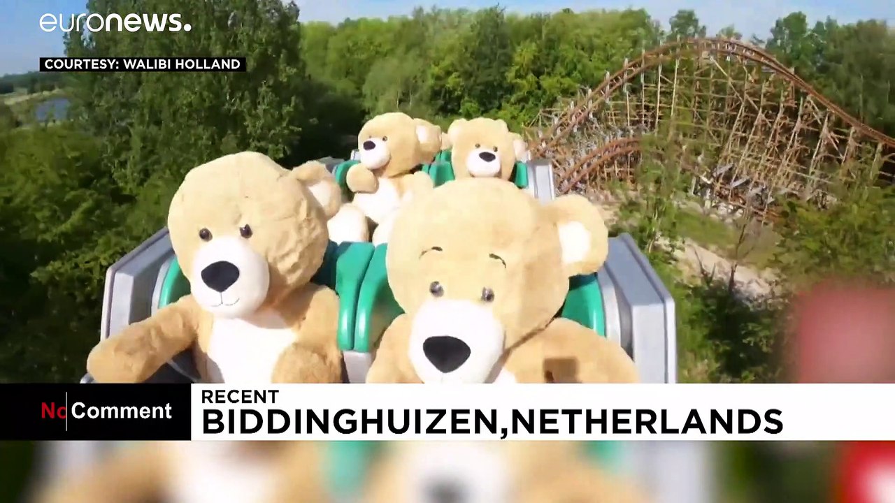Unos ositos de peluche 'disfrutan' en un parque temático en Holanda