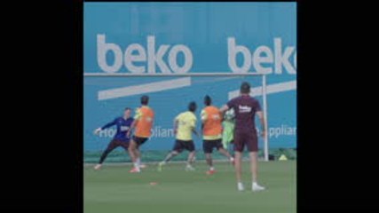 Télécharger la video: Messi sends LaLiga a warning with deadly finish in Barcelona training