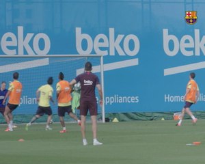 Télécharger la video: Messi sends LaLiga a warning with deadly finish in Barcelona training