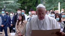 Il Rosario globale di Papa Francesco per chiedere soluzioni solidali e stop alle armi