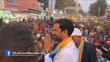 दिल्ली चुनाव प्रचार के दौरान निरहुआ ने ली फैंस के साथ सेल्फी