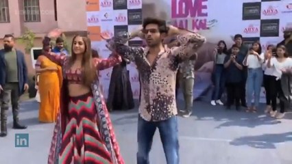 Fans Goes Crazy As Sara-Kartik Dance Together